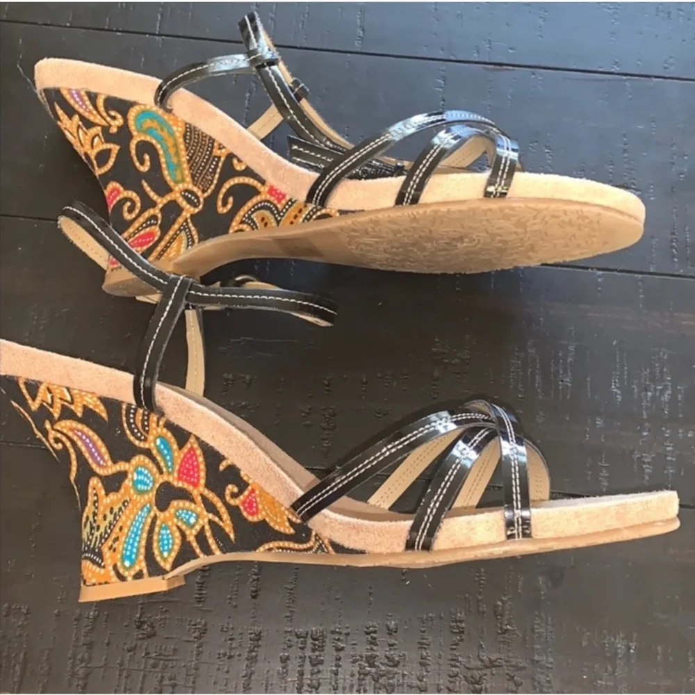 Excellent Preowned Condition Markon Wedge Size 10W Shoes very Cute design.